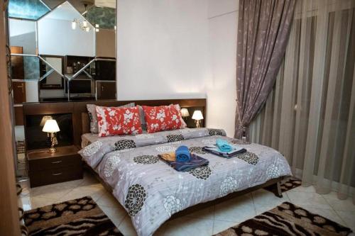 - une chambre avec un lit doté de chapeaux et de serviettes dans l'établissement Vosinakis House in Volos, à Vólos