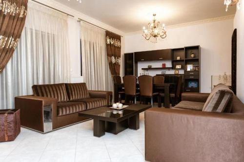 un salon avec un canapé et une table dans l'établissement Vosinakis House in Volos, à Vólos