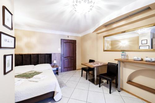a hotel room with a bed and a table at Stratos in Łeba
