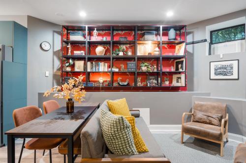 a dining room with a table and chairs at Wrigleyville Suites in Chicago