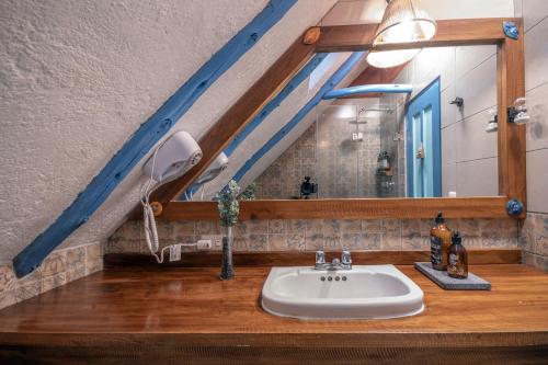 La salle de bains est pourvue d'un lavabo et d'un miroir. dans l'établissement Hacienda El Porvenir by Tierra del Volcan, à Machachi