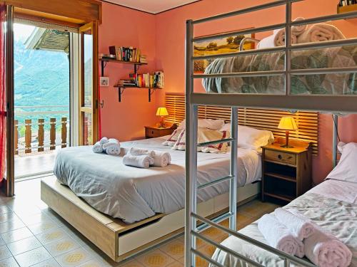 Un pat sau paturi într-o cameră la Your perfect stay in Cassina Valsassina
