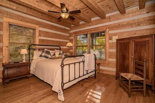 a bedroom with a bed and a ceiling fan at Rockin R Lodge by Eden Crest in Sevierville