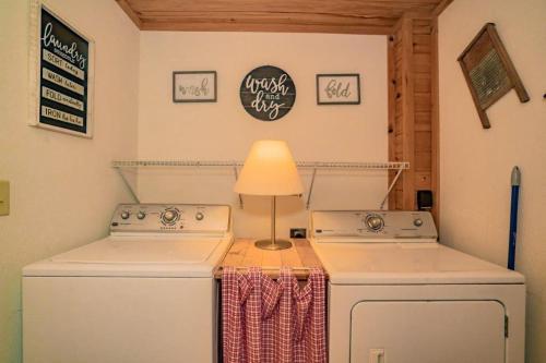 two washers and a lamp in a laundry room at Rockin R Lodge by Eden Crest in Sevierville