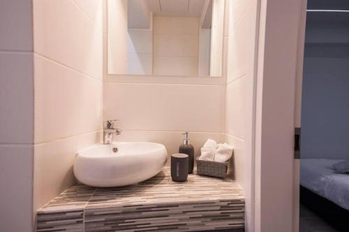 Exclusive New Modern Apartment at Syntagma Square