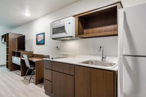 Η κουζίνα ή μικρή κουζίνα στο WoodSpring Suites Winston-Salem near Hanes Mall