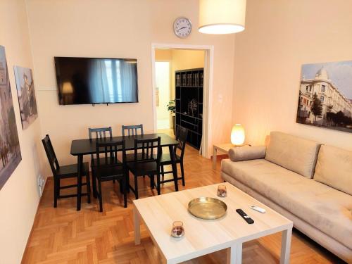 雅典Comfortable apartment in Syntagma square的带沙发和桌子的客厅