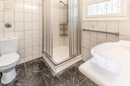 a bathroom with a shower and a toilet and a sink at Cap Ras 01 Apartamento con terraza y vistas in Girona