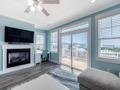 een woonkamer met open haard en tv bij Strand Bungalow in Surf City