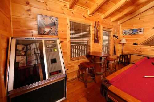 Smoky Mountain Getaway by Eden Crest photo 17