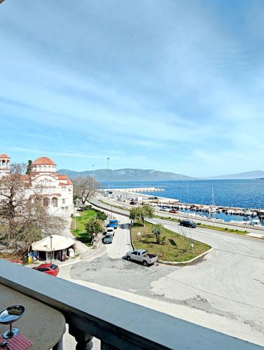 a view of a road with a building and the ocean at Gavalas Apartment in Agios Konstantinos in Agios Konstantinos Fthiotida