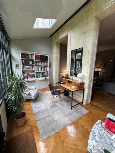 un salon avec un bureau et une chaise dans l'établissement Appartement Bourgeois, à Bordeaux
