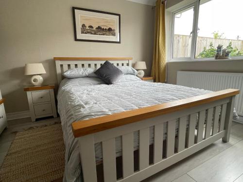 ein Schlafzimmer mit einem weißen Bett mit einem Fenster in der Unterkunft Park View Cottage - 3 Beds - 2 Bedrooms in Sewerby in Sewerby