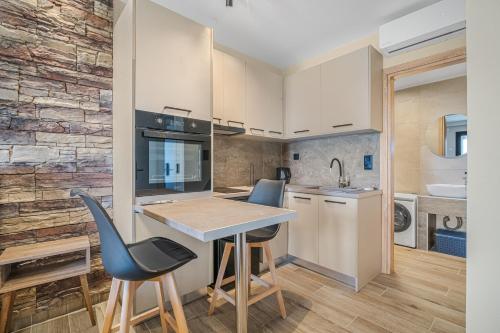 een keuken met een tafel en 2 stoelen bij Grande Mare with Sea view in Amoudara Herakliou