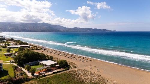 een luchtzicht op een strand met een resort en de oceaan bij Grande Mare with Sea view in Amoudara Herakliou