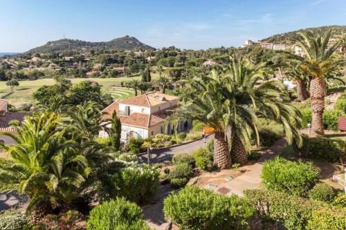 une vue aérienne d'une maison avec des palmiers dans l'établissement Résidence le Village de Cap Esterel - maeva Home - Appartement 2 Pièces 5 Personnes - Sélection MAE-1765, à Saint-Raphaël