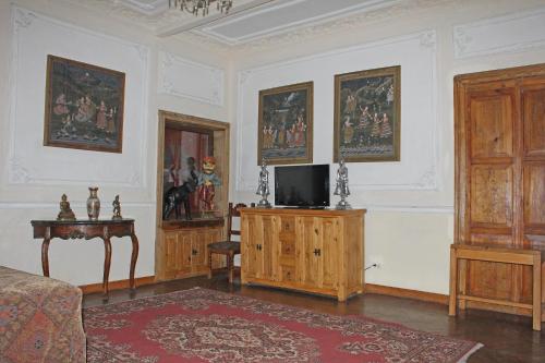 a living room with a tv on a wooden cabinet at Hotel Boutique Casa de la Palma in Puebla