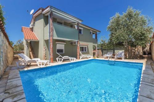 House for 8 people very close to the beach