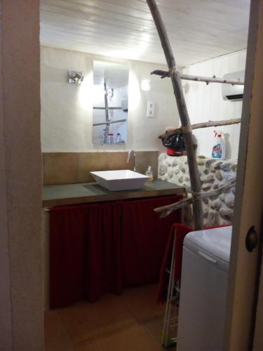 La salle de bains est pourvue d'un lavabo et d'un comptoir. dans l'établissement Au coeur de la haute Provence, à Saint-Julien-dʼAsse