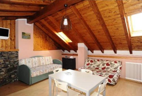 Una televisión o centro de entretenimiento en Appartamenti Vacanze e Camere Roccetta Fiorita