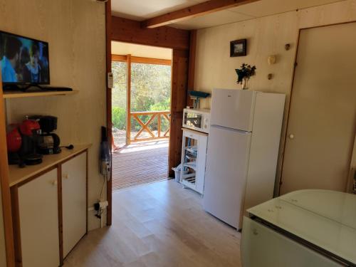 Il comprend une cuisine équipée d'un réfrigérateur. dans l'établissement Chalet Cosy - U Nestru, à Olmeto