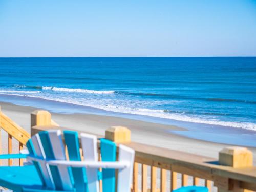 een groep stoelen op het strand bij Vintage Vacation in Surf City