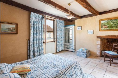 une chambre avec un lit et une cheminée dans l'établissement Les jardins suspendus de Belvès, à Belvès