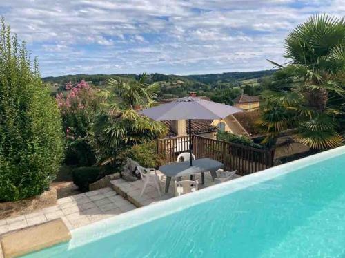 une vue d'une piscine depuis une maison dans l'établissement Les jardins suspendus de Belvès, à Belvès