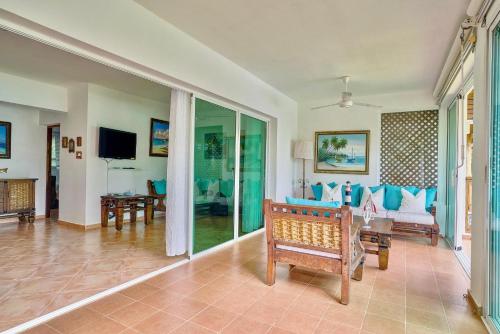 Una televisión o centro de entretenimiento en Serene Beach Haven In Las Terrenas