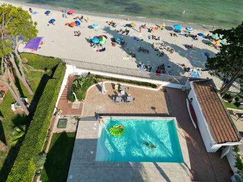 an overhead view of a beach with a crowd of people at Villa Calliope Pool sea View in Fontane Bianche