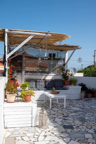 Το κτήριο όπου στεγάζεται  η παραθεριστική κατοικία