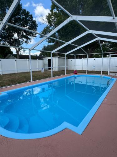 Πισίνα στο ή κοντά στο Tampa Oasis with Heated Pool & Family Comforts