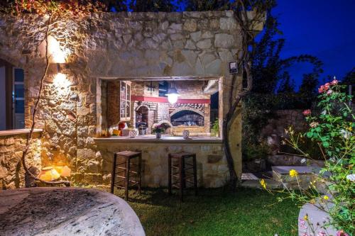 Taman di luar Niko's art Villa in Chania
