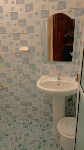un baño con lavabo e inodoro en Vee Apartment, en Mombasa