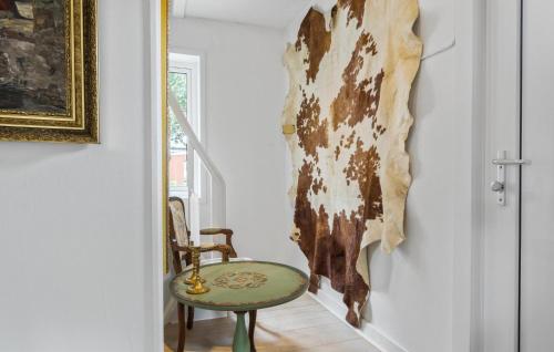 a room with a chair and a painting on the wall at Holiday Home Kærbølvej in Ribe