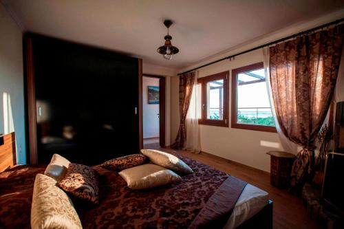 Un pat sau paturi într-o cameră la Villa Royal with Sea View