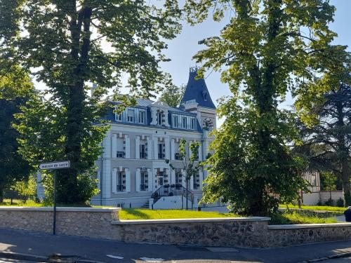 Appart dans petit chateau en centre ville