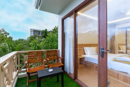 a balcony with a bedroom and a bed at Ostrov Palm in Ukulhas