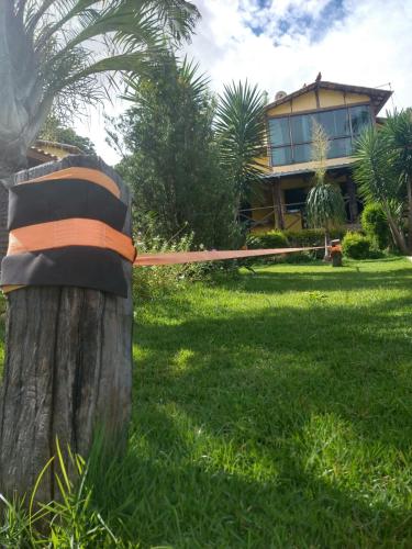 a house with a rope around a tree stump at Pousada Luar in Santana do Riacho