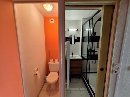 une salle de bain avec toilettes et lavabo dans l'établissement CAP SOLEIL J4 appt 124, à Saint-Raphaël