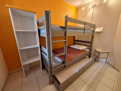 une petite pièce avec deux lits superposés dans l'établissement CAP SOLEIL J4 appt 124, à Saint-Raphaël