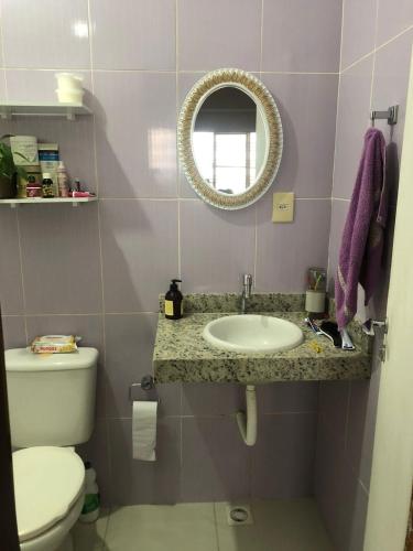 ein Badezimmer mit Waschbecken, Toilette und Spiegel in der Unterkunft Casa da Mari in Petrolina