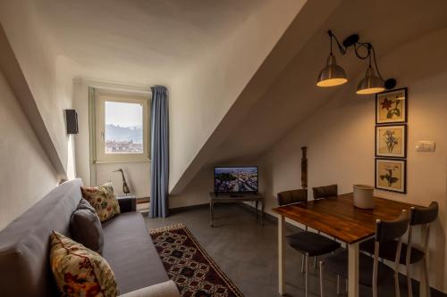 ein Wohnzimmer mit einem Sofa und einem Tisch in der Unterkunft Alloggio Torino InQuadro in Turin