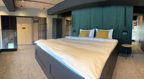 Ένα ή περισσότερα κρεβάτια σε δωμάτιο στο The Public Aparthotel 1