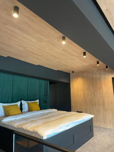 Ένα ή περισσότερα κρεβάτια σε δωμάτιο στο The Public Aparthotel 1