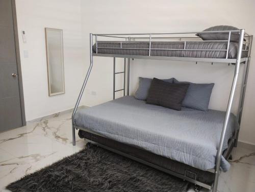 une chambre avec deux lits superposés dans une pièce dans l'établissement Casa Brianna Vacacional - Alberca Privada, à Puerto Peñasco