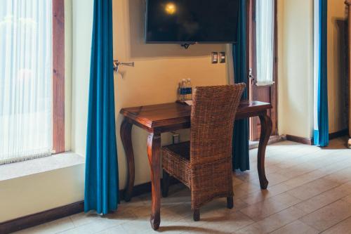 a wooden desk with a chair in a room at Hotel Boutique Casa Altamira in Querétaro
