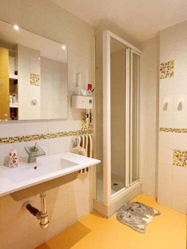 a bathroom with a sink and a shower at Apartamento Vergel botica Suite in San Martín de Valdeiglesias