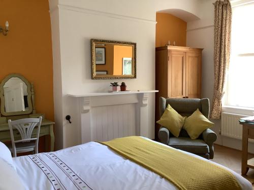 惠特比Bleak House的卧室里有一张床、一面镜子和一把椅子