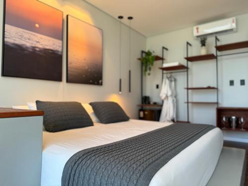 ein Schlafzimmer mit einem Bett mit zwei Kissen darauf in der Unterkunft Lagoon Suites e Gastronomia in Laguna